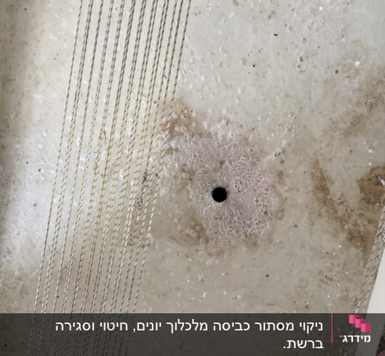 חוטים מתוחים על קיר עם חור במרכז